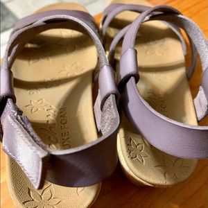 Very comfortable shoe, worn only once my feet are too thin!!